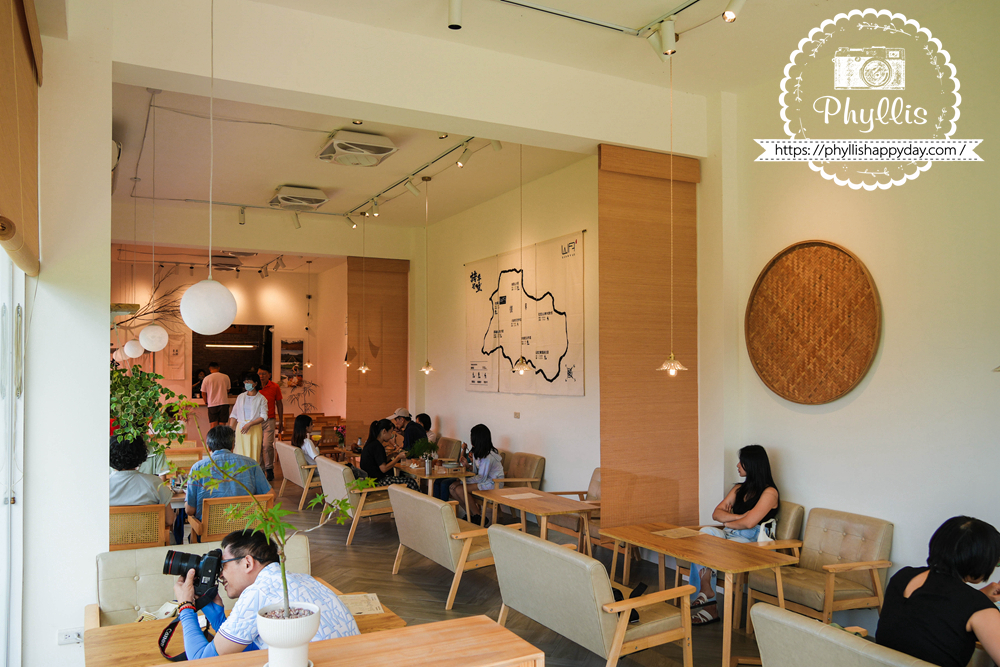 【景美山林茶園&山月茶屋】桃園復興放空系景觀咖啡廳,茶園山景、白色茶屋一次收進眼底 - 第18張圖 桃園復興山景窗邊座位與景美山林茶園用餐空間