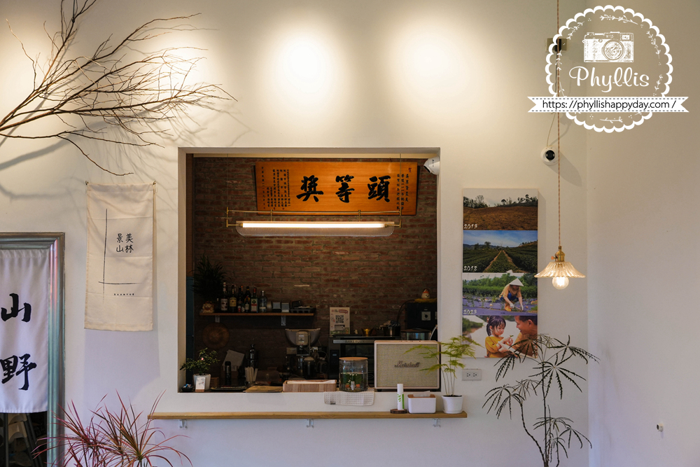 【景美山林茶園&山月茶屋】桃園復興放空系景觀咖啡廳,茶園山景、白色茶屋一次收進眼底 - 第22張圖 景美山林茶園頭等獎獎牌與山月茶屋出餐空間