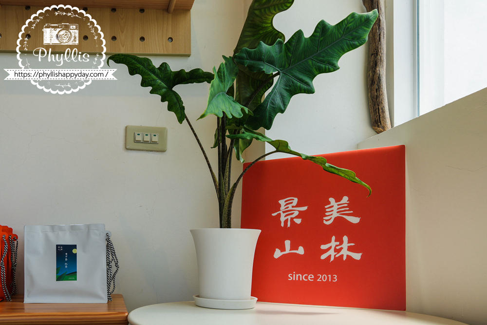 【景美山林茶園&山月茶屋】桃園復興放空系景觀咖啡廳,茶園山景、白色茶屋一次收進眼底 - 第23張圖 景美山林茶園店內角落招牌與木質茶屋氛圍