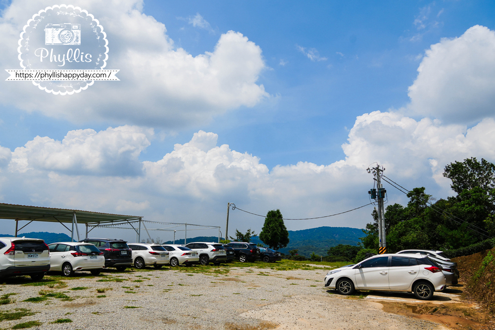【景美山林茶園&山月茶屋】桃園復興放空系景觀咖啡廳,茶園山景、白色茶屋一次收進眼底 - 第3張圖 景美山林茶園寬敞停車場與桃園復興山景風光