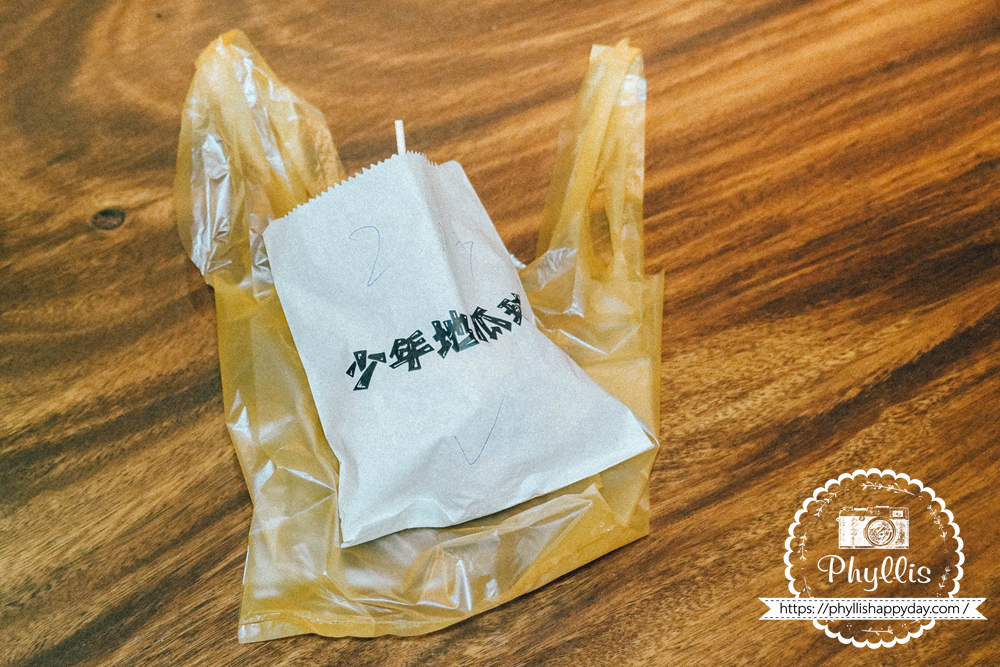 【少年地瓜球-龍潭店】原本以為地瓜球都差不多,吃過這家才知道東龍路藏著這麼多厲害小吃美食 - 第11張圖 少年地瓜球小包外帶包裝|桃園龍潭銅板美食推薦