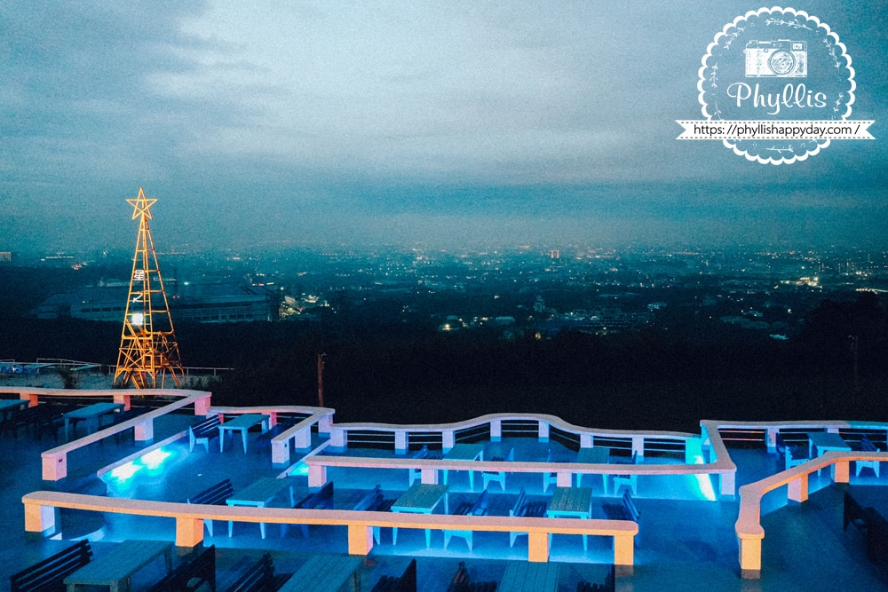 白圍牆地中海景觀咖啡餐廳夜景戶外座位區景觀｜桃園龍潭夜景咖啡廳