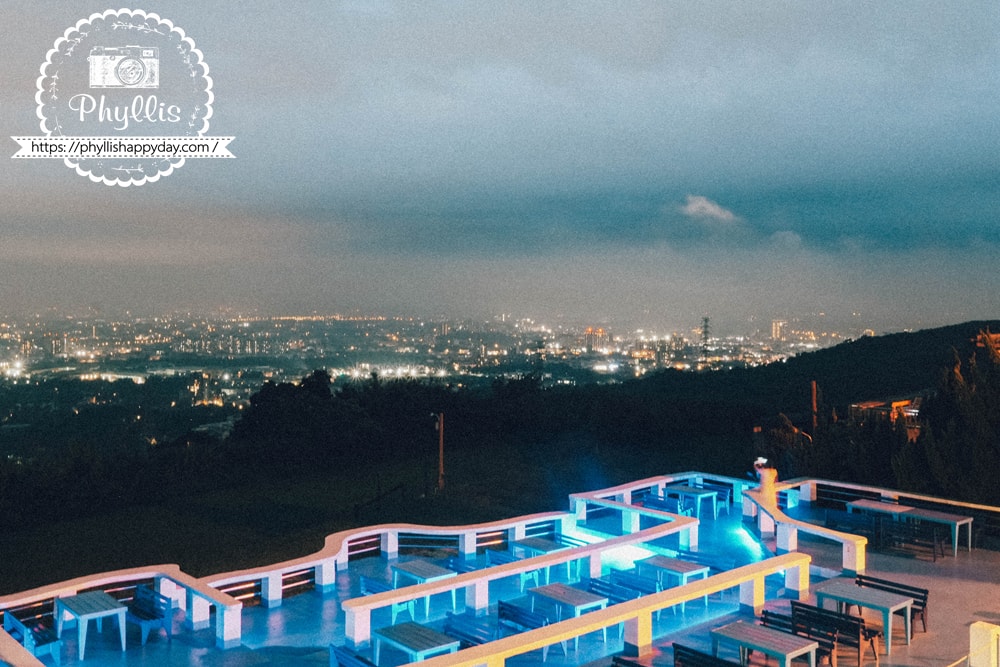 白圍牆地中海景觀咖啡餐廳夜景戶外座位區景觀｜桃園龍潭夜景咖啡廳