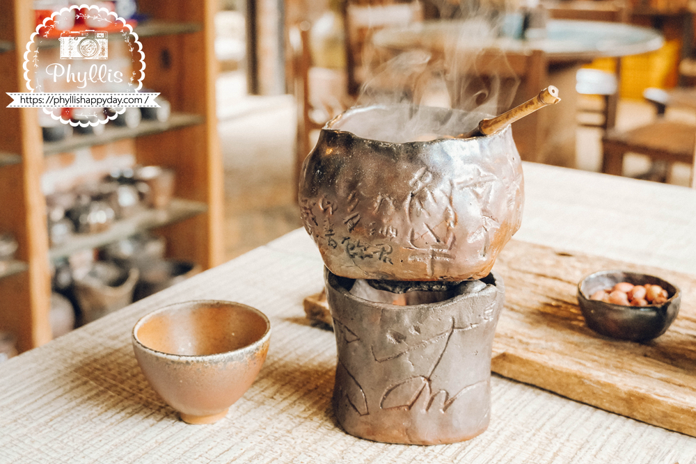 和窯輕咖啡陶壺煮茶冒煙畫面，桃園龍潭和窯文創園區旁自然系景觀咖啡廳推薦