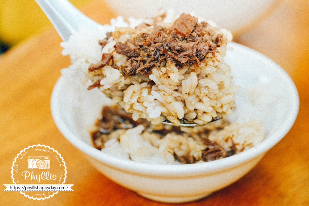 阿蓮牛肉湯台南公園店牛肉燥飯特寫，挖起一口白飯與牛肉燥的誘人畫面