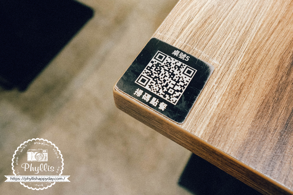 許許 Hsu Hsu 桌上掃碼點餐標示，桃園龍潭餐廳提供 QR Code 自助點餐方式