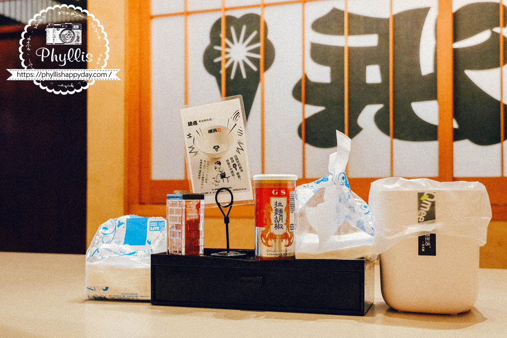 【埔里橫濱拉麵】南投埔里超美日式庭院拉麵,必吃茭白筍拉麵、地母廟與18度C附近美食 - 第13張圖 埔里橫濱拉麵專用調味料,七味粉與胡椒自由搭配