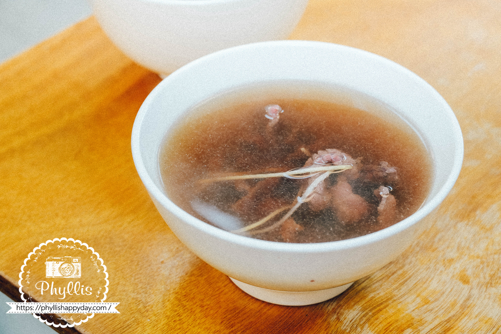 阿蓮牛肉湯台南公園店極品牛肉湯，湯頭鮮甜是台南牛肉湯推薦招牌