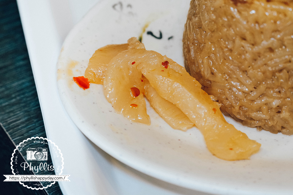 【曾記米糕】桃園龍潭龍元宮美食推薦,筒仔米糕、佛跳牆與排骨酥湯都很推薦 - 第15張圖 曾記米糕筒仔米糕配料特寫,桃園龍潭東龍路在地米糕老店推薦