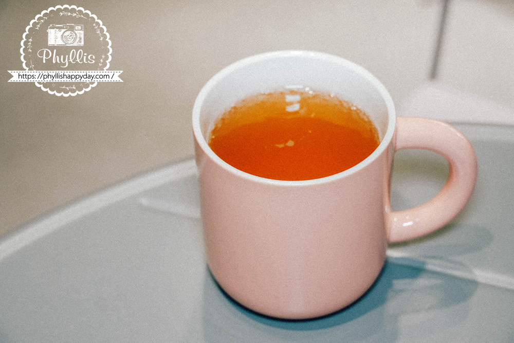 LE BANHMI樂粄米白毫茉莉康普茶倒入杯中，氣泡飲品特寫