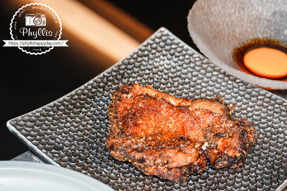 【京燒肉】火燒炭烤雞排是店內特色餐點之一，呈現台中南屯燒肉餐廳炭火料理的香氣與口感