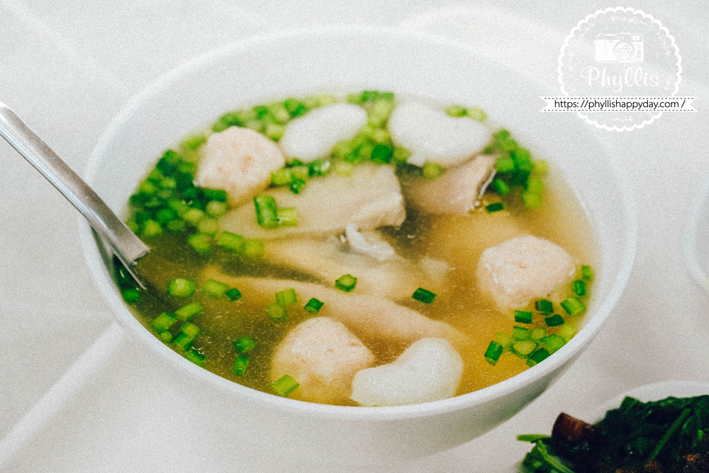 臺南永記虱目魚丸綜合湯，包含虱目魚丸與多種湯料的開山路人氣湯品