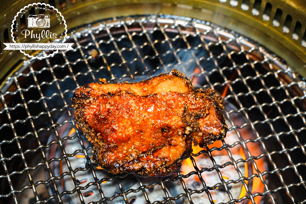 【京燒肉】火燒炭烤雞排放上烤網炭烤，呈現台中南屯公益路燒肉餐廳現烤料理過程