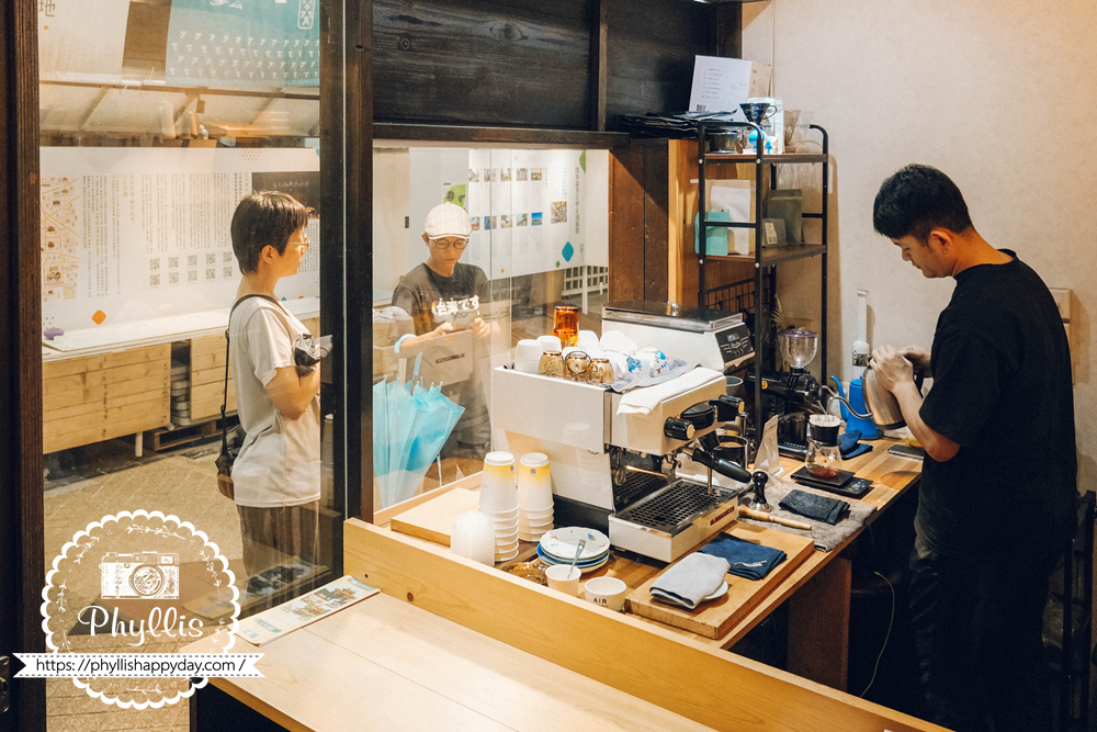 【Air Kafe-咖啡者的慢活時光】假日限定才喝得到!菱潭街興創基地職人咖啡香,龍潭低調質感咖啡廳與甜點下午茶推薦 - 第17張圖 Air Kafe 老闆與外帶咖啡客人互動,充滿溫度的龍潭咖啡店