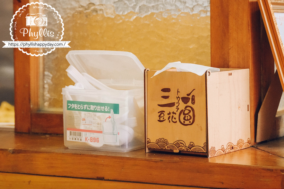 三圓豆花龍潭店櫃檯旁提供衛生紙，內用取用方便，店內小細節對客人很貼心