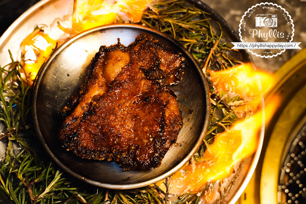 【京燒肉】火燒炭烤雞排噴火過程精彩，展現炭火燒肉料理的視覺張力與用餐體驗