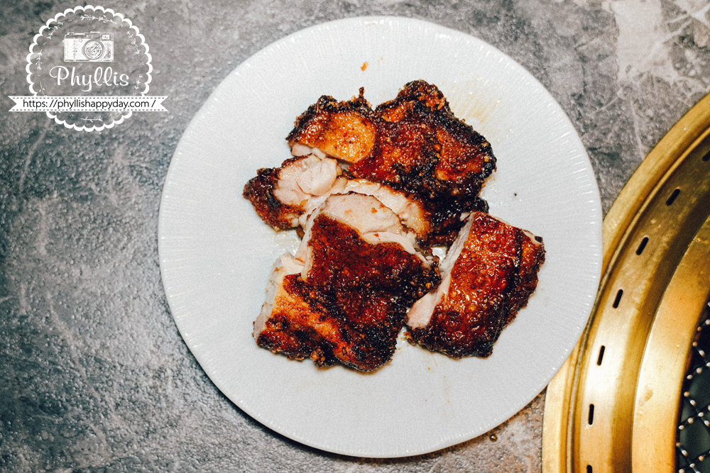 【京燒肉】火燒炭烤雞排完成品，雞排入味又帶有炭烤香氣，是台中南屯燒肉套餐中很有記憶點的一道