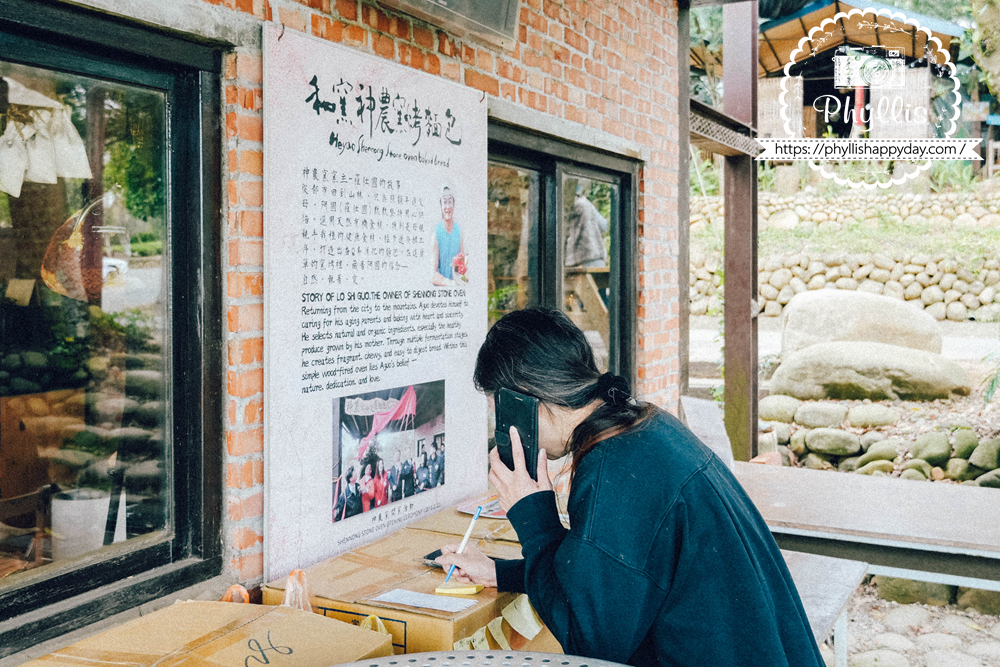 神農窯烤披薩麵包店員接電話訂單中，桃園龍潭熱門窯烤麵包預訂
