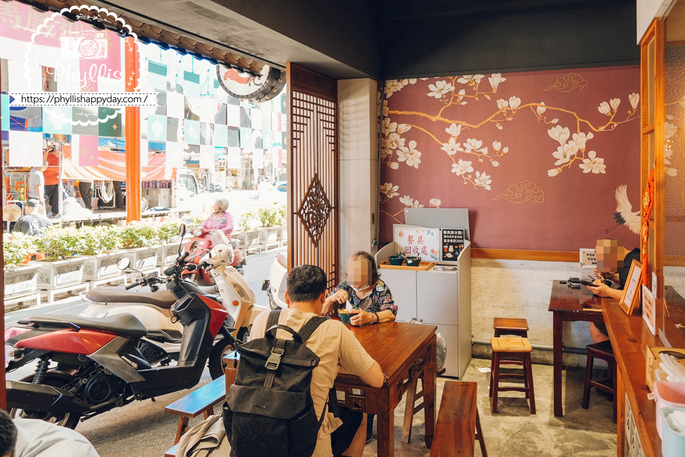 三圓豆花龍潭店內用餐環境，座位區適合逛龍元宮後坐下來吃豆花甜點