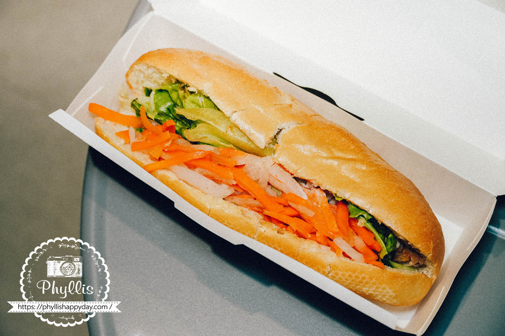 龍潭LE BANHMI樂粄米打開後的總匯粄米，越南法國麵包餐點照片