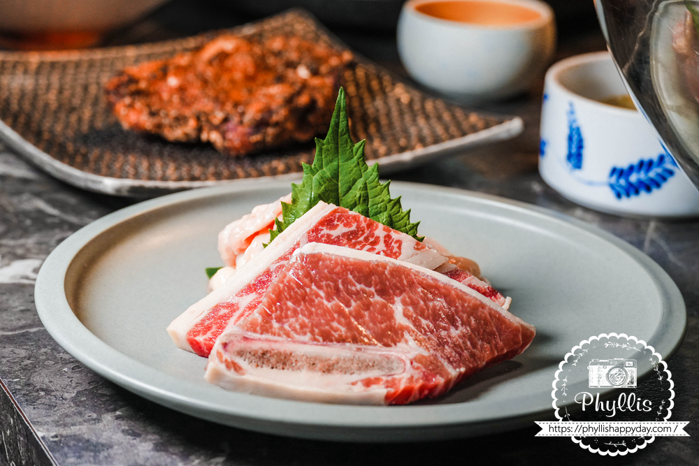 【京燒肉】肉品包含美國帶骨牛小排與雞松阪，呈現公益路燒肉餐廳多樣化肉品選擇