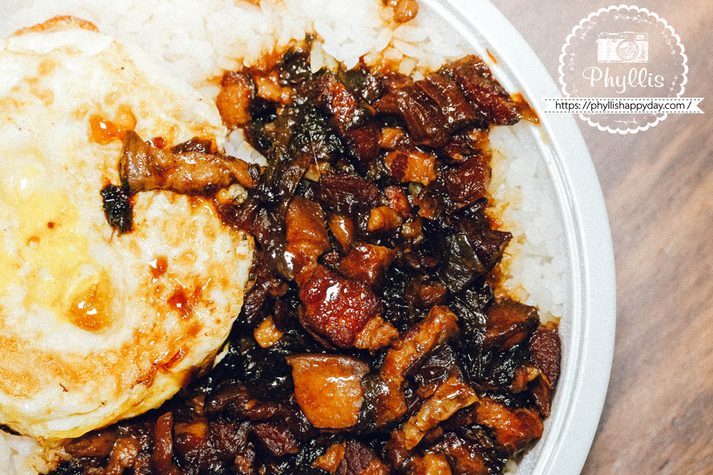 梅干扣肉刈包專賣店龍潭店梅乾滷肉飯特寫，桃園龍潭梅乾香氣滷肉飯推薦