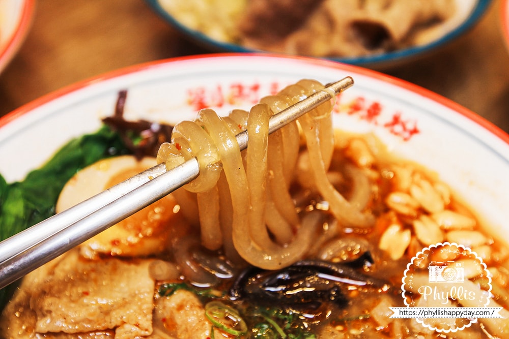 酸辣粉控必收藏|台灣北中南酸辣粉推薦,酸辣麻香重口味一次整理 - 第2張圖 劉財記酸辣粉紅薯粉條近拍,粉條吸附酸辣湯汁,呈現龍潭酸辣粉Q彈滑順的口感特色