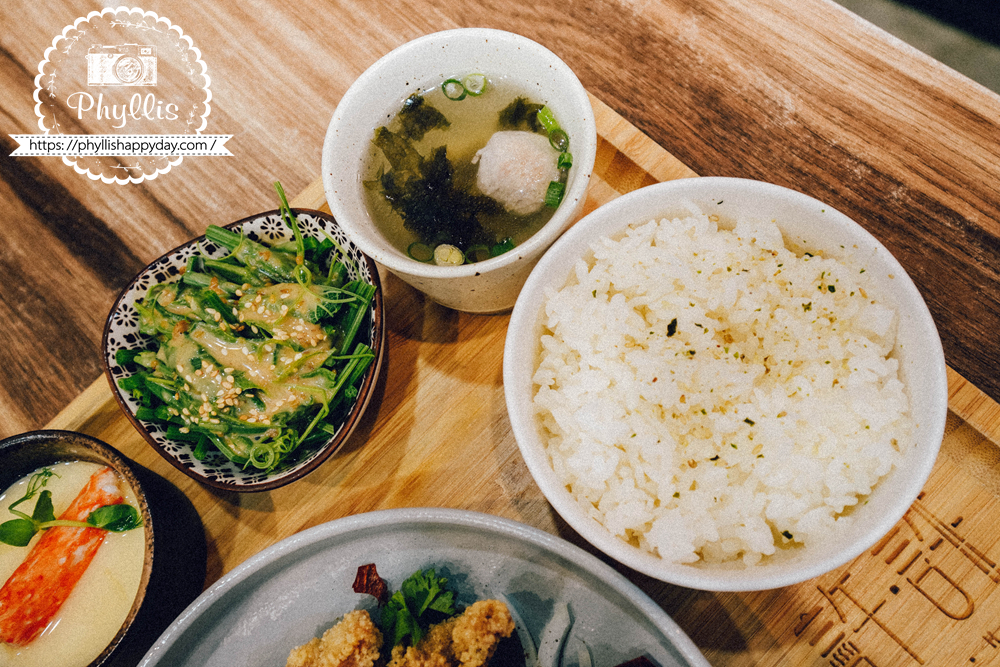 許許 Hsu Hsu 台式定食內容物特寫，白飯、湯品、小菜與主餐組合的龍潭定食餐廳