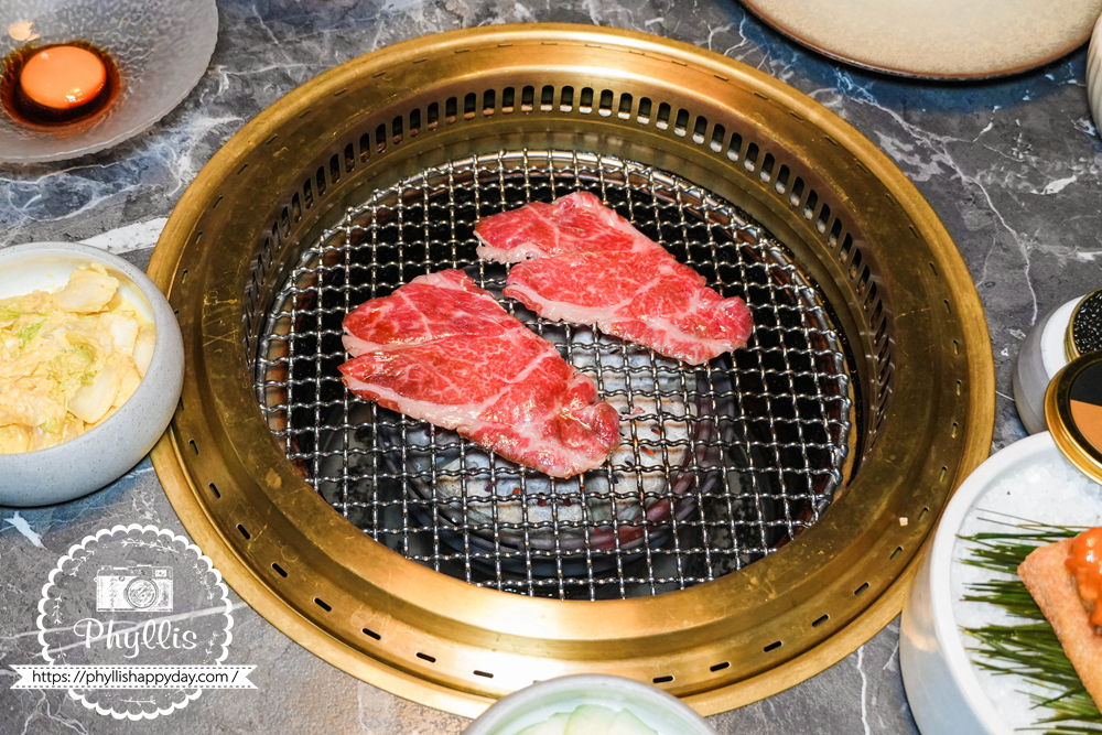 【京燒肉】日本和牛放上烤網燒烤，呈現台中南屯高級燒肉餐廳現烤和牛的油花與香氣