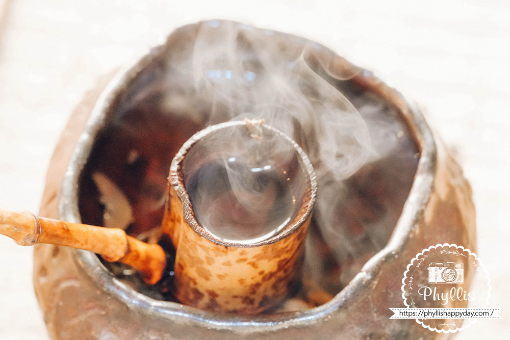 和窯輕咖啡陶壺煮茶冒煙特寫，桃園龍潭自然系景觀咖啡廳特色茶飲