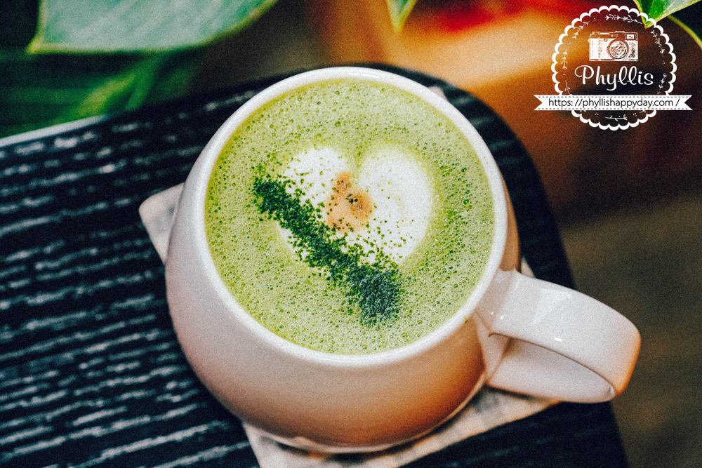 SweetBang Cafe抹茶咖啡拿鐵特寫，桃園龍潭華南路咖啡廳飲品推薦