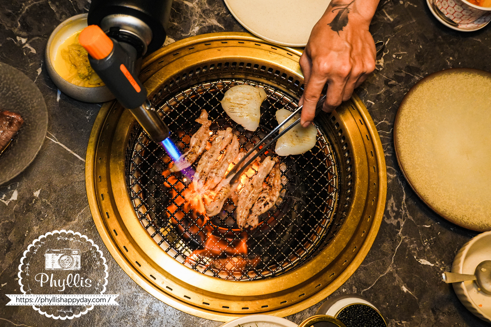【京燒肉】服務人員協助烤肉的手部特寫，適合想了解台中南屯高質感燒肉桌邊服務的人參考
