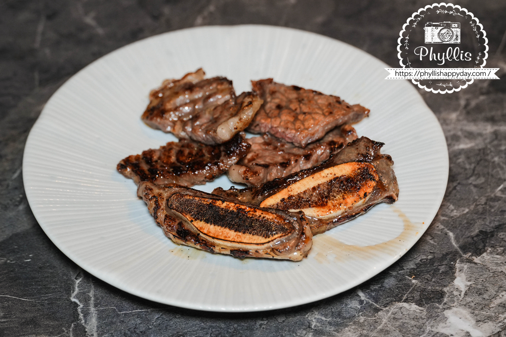 【京燒肉】烤好的美國帶骨牛小排，呈現台中南屯燒肉餐廳肉品熟度與炭烤後的誘人色澤