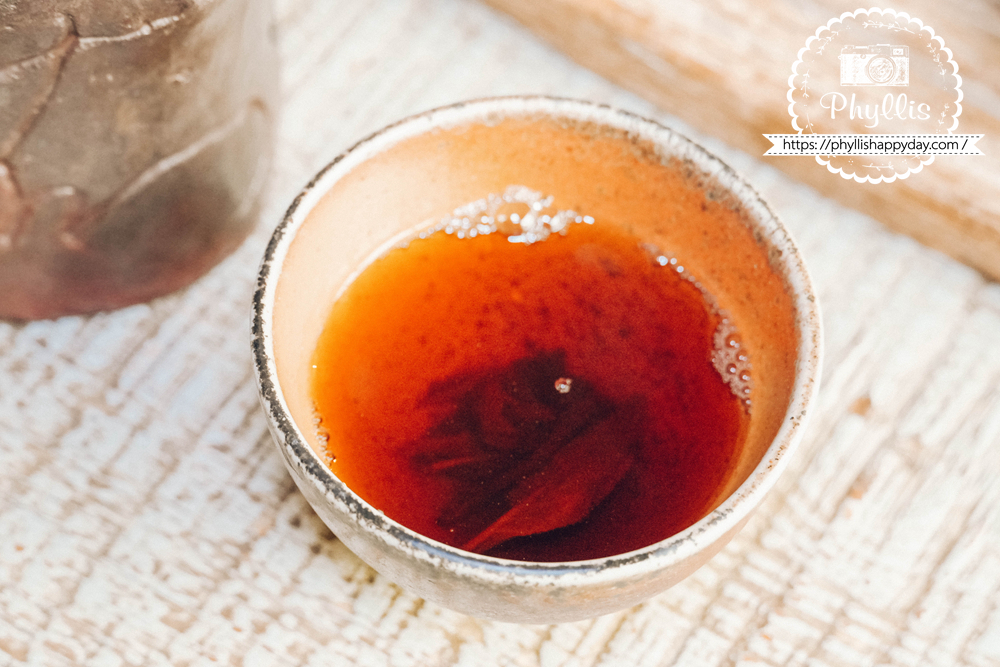 和窯輕咖啡陶壺煮茶茶葉茶湯特寫，桃園龍潭咖啡廳茶飲推薦