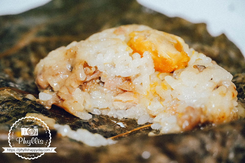 梅干扣肉刈包專賣店龍潭店港式荷葉糯米雞打開後特寫，桃園龍潭糯米雞推薦