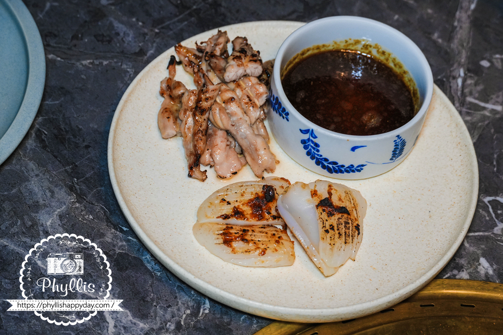 【京燒肉】烤好的餐點實拍，呈現台中公益路燒肉用餐過程中多款肉品與料理完成後的風味