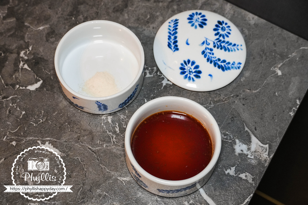 【京燒肉】兩種沾醬可搭配烤肉或海鮮，增加台中南屯燒肉套餐的風味變化與用餐層次