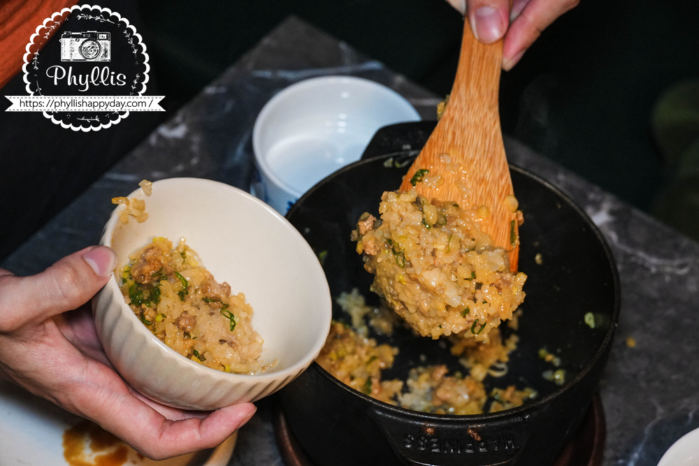 【京燒肉】月見薑汁豬肉飯攪拌後裝入碗中的過程，呈現台中南屯燒肉套餐主食的實際吃法