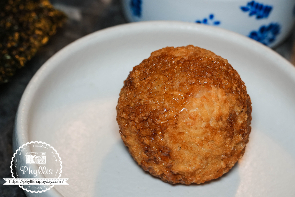 【京燒肉】鮭魚卵炸飯糰外層酥香、搭配鮭魚卵，是台中南屯公益路燒肉套餐中的特色主食