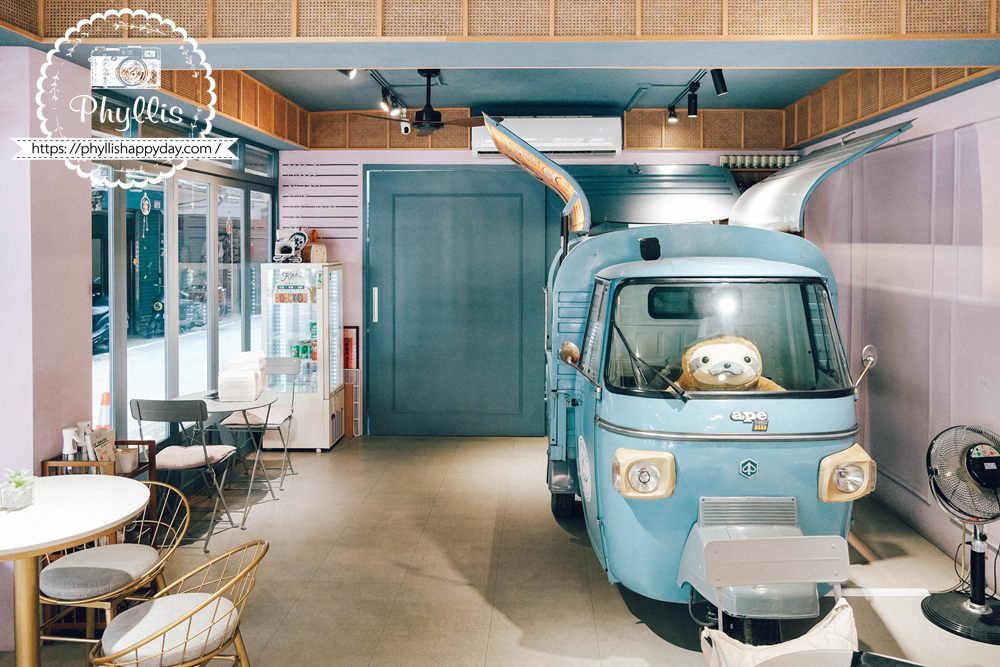 龍潭LE BANHMI樂粄米店內環境，可愛餐車造型小廚房