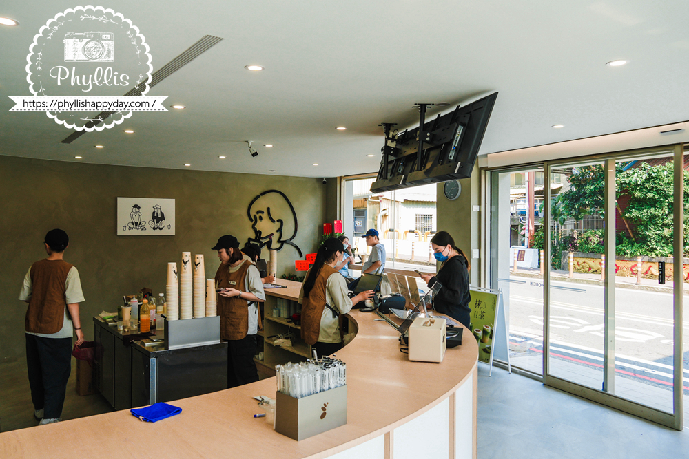 【沫飲MOREiN-桃園龍潭店】龍潭新開幕飲料店開箱!主打蕎麥茶與舒適內用空間,喝完讓人想再訪 - 第4張圖 沫飲MOREiN龍潭店內用環境明亮舒適,提供輕鬆愜意的飲品空間