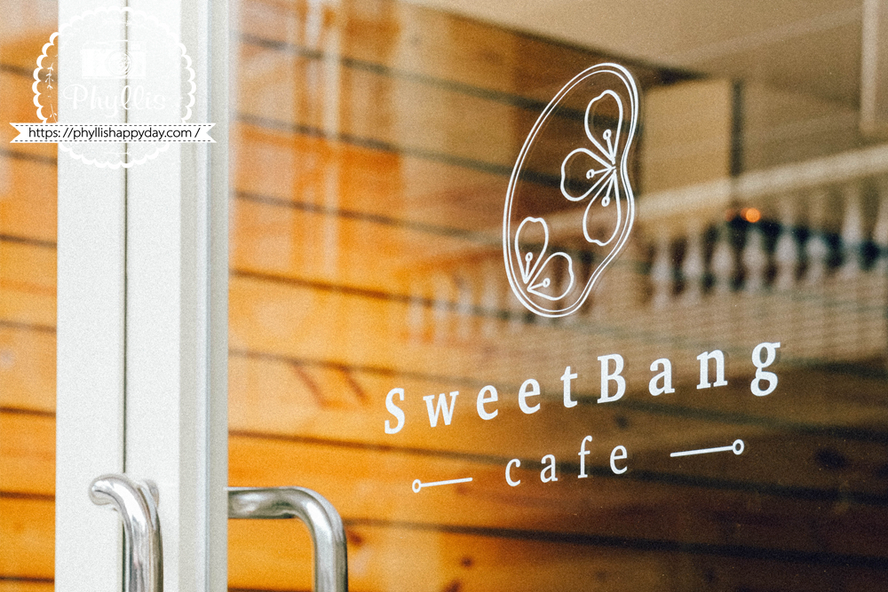 SweetBang Cafe門上招牌文字，桃園龍潭華南路咖啡廳入口標示