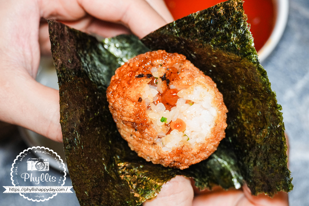 【京燒肉】鮭魚卵炸飯糰包上海苔享用，增加酥脆與海味香氣，是套餐主食的精緻吃法
