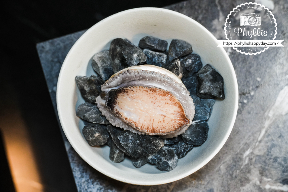 【京燒肉】加購食材南非生鮮鮑魚，適合想升級台中南屯高級燒肉套餐與海鮮選項的人參考