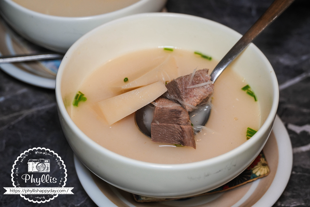 【京燒肉】慢燉牛骨湯香氣濃郁，是台中南屯燒肉套餐中溫潤收尾的湯品選擇