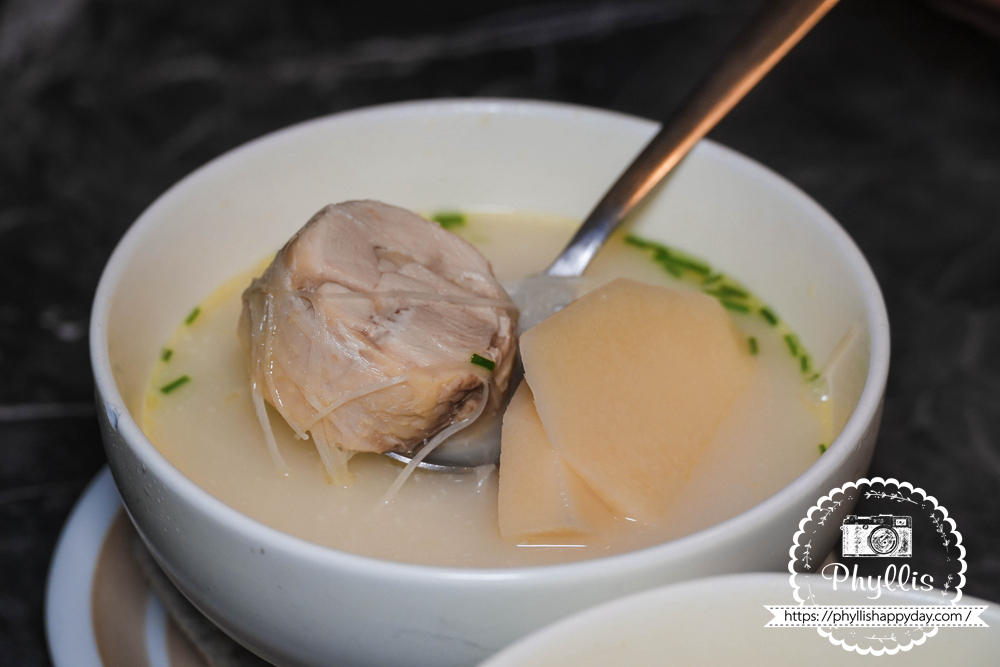 【京燒肉】雞白湯湯色濃郁，適合搭配燒肉餐點享用，增加套餐後段的溫暖與飽足感