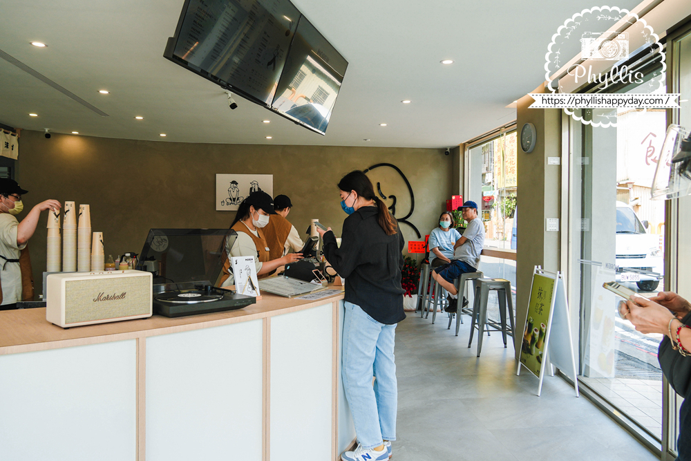 【沫飲MOREiN-桃園龍潭店】龍潭新開幕飲料店開箱!主打蕎麥茶與舒適內用空間,喝完讓人想再訪 - 第5張圖 沫飲MOREiN龍潭店點餐櫃檯,現點現做各式茶飲與特色飲品