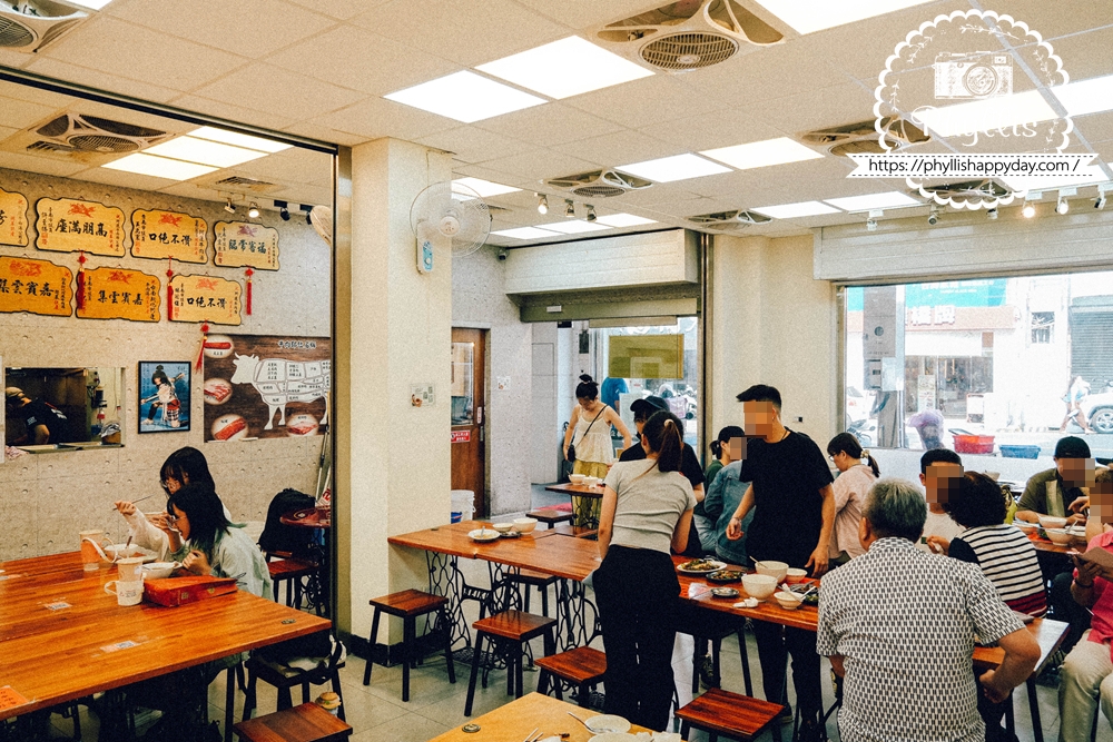阿蓮牛肉湯台南公園店用餐環境，店內生意很好客人很多，是中西區熱門早餐與宵夜選擇