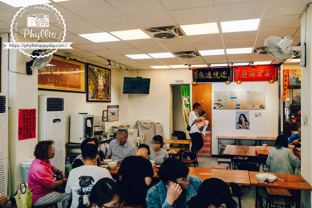 阿蓮牛肉湯台南公園店用餐環境，店內生意很好客人很多，是中西區熱門早餐與宵夜選擇