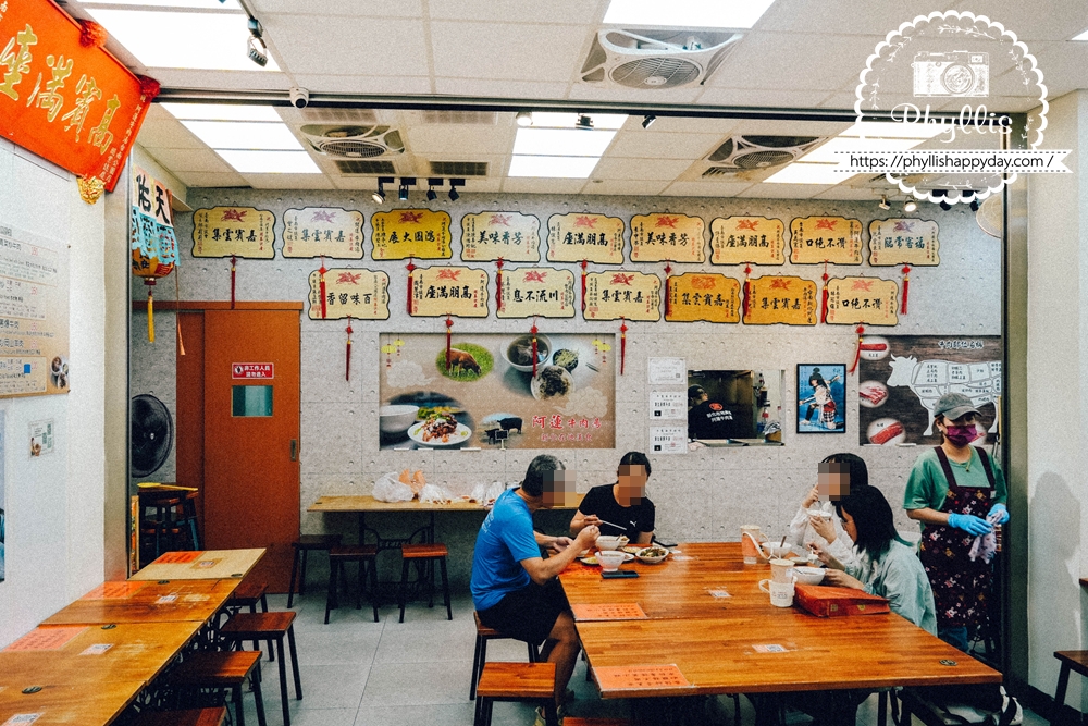 阿蓮牛肉湯台南公園店店內掛滿顧客贈送匾額，充滿台南老店氛圍與人氣特色